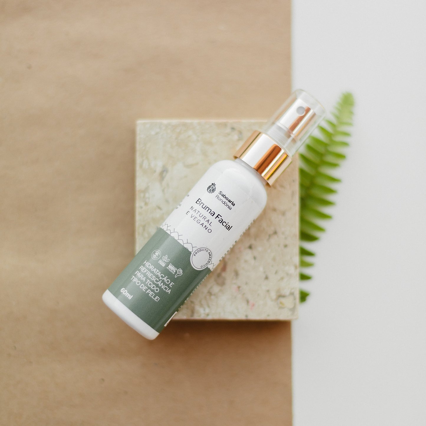 frasco Bruma facial com glicerina, pantenol e óleo essencial de hortelã-pimenta. 