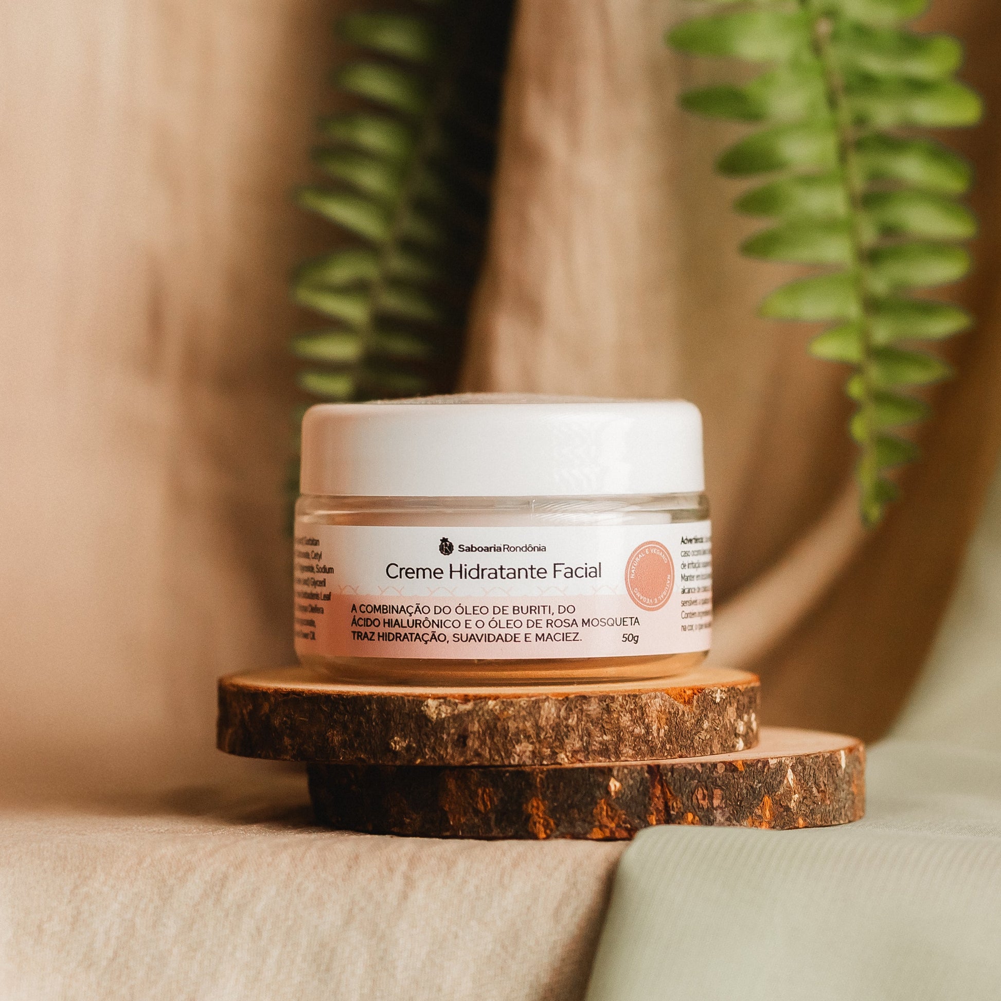 pote de creme facial em cima da madeir