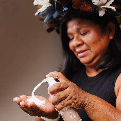 mulher passando Espuma de limpeza facial