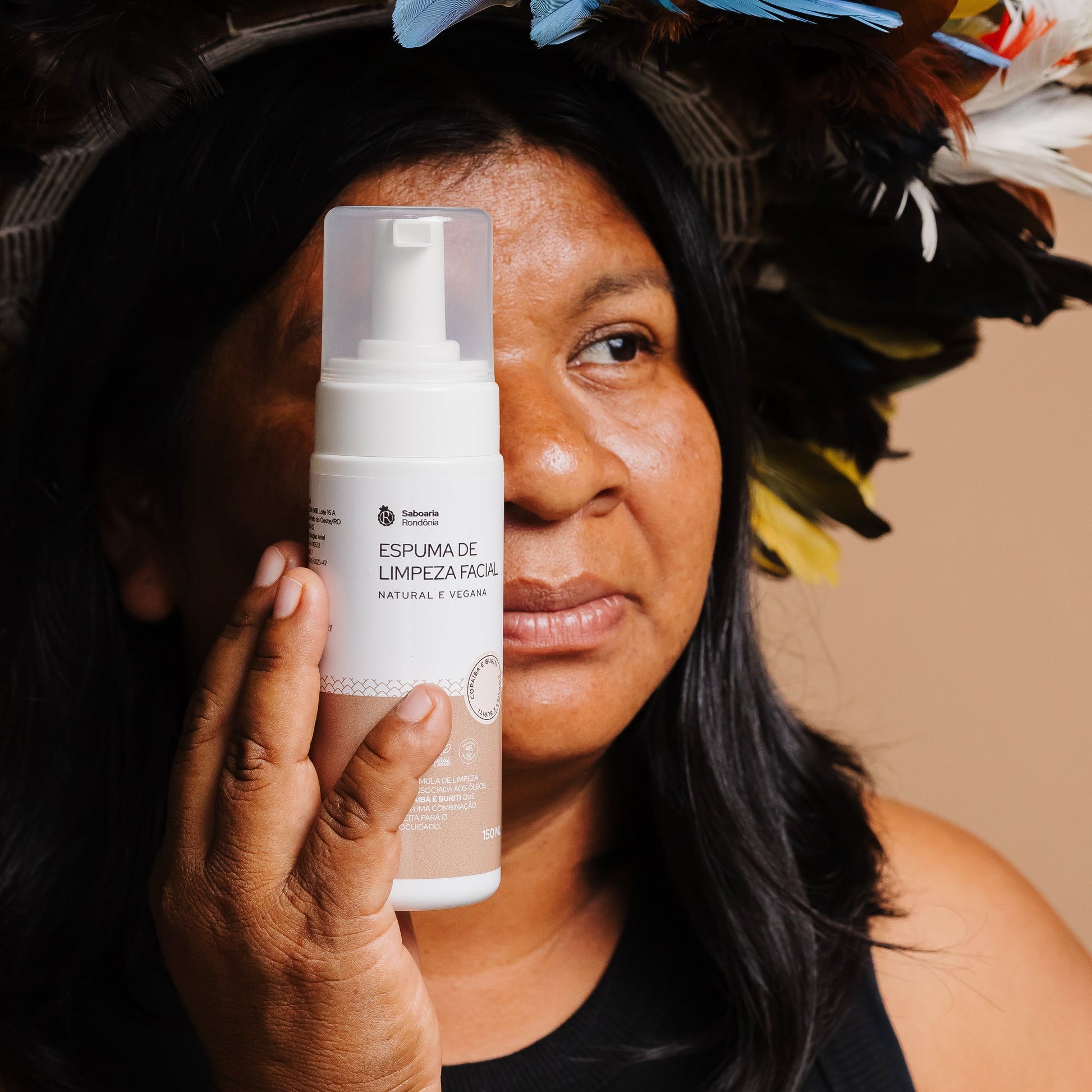 mulhersegurando frasco de Espuma de limpeza facial