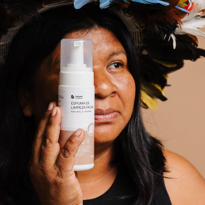 mulhersegurando frasco de Espuma de limpeza facial