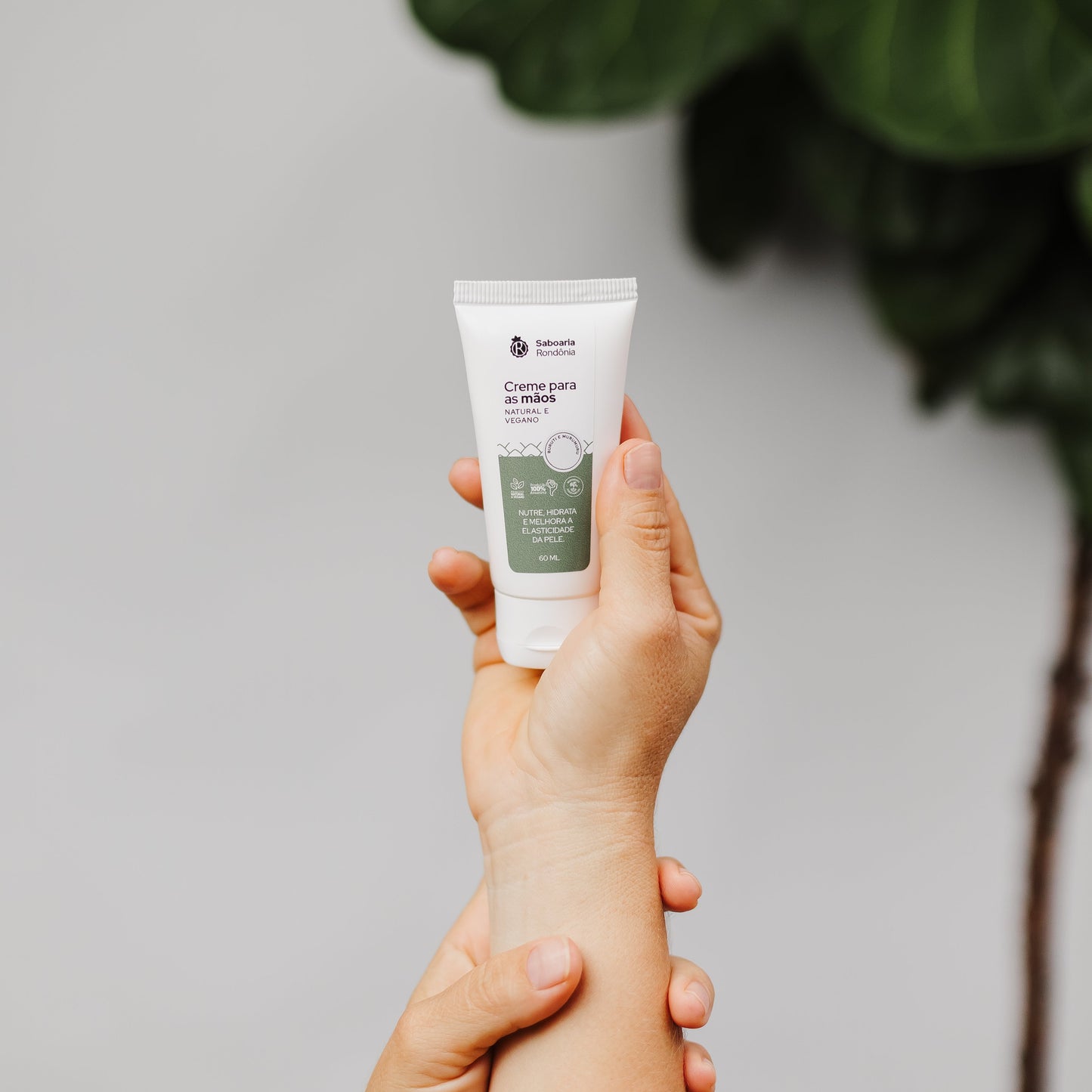 Creme para mãos com bioativos amazônicos de óleo de buriti e manteiga de murumuru.