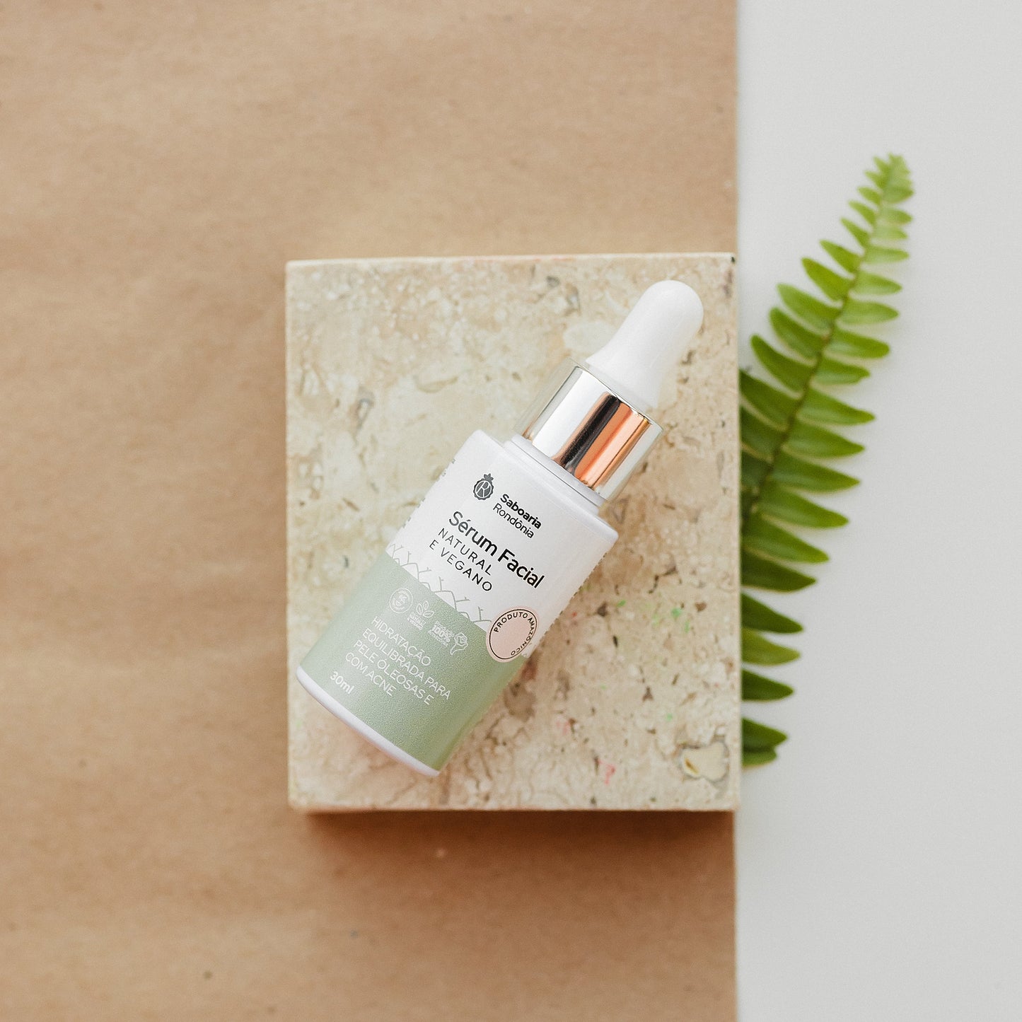 Sérum facial com niacinamida, óleos vegetais de babaçu e jojoba.